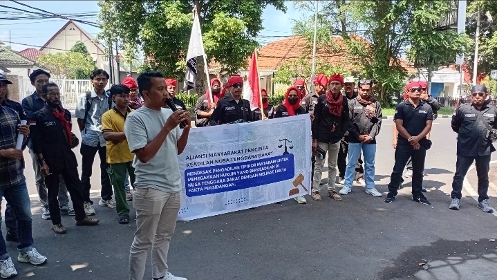 Koordinator Lapangan Aksi, Lukmanul Hakim, saat memberikan orasi di depan Pengadilan Tipikor Mataram, Rabu (9/10/2025).
