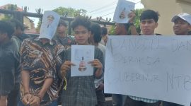 Foto: Aksi Gerakan Pemuda Oposisi (GERPOSI) di depan Gedung Kejati NTB, 21/11/2025, Meminta Kejati Memeriksa Gubernur NTB, Atas Dugaan Sebagai Aktor Utama Dana Siluman  DPRD NTB