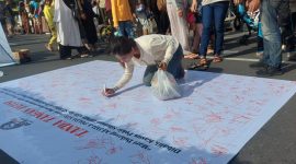 Foto: Seorang Perempuan Muda Melakukan Aksi Tanda Tangan Petisi Dukungan Gubernur NTB Di Periksa Dalam Dugaan Skandal Korupsi Dana Siluman DPRD dan BTT