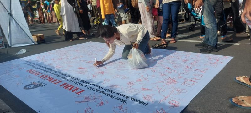 Foto: Seorang Perempuan Muda Melakukan Aksi Tanda Tangan Petisi Dukungan Gubernur NTB Di Periksa Dalam Dugaan Skandal Korupsi Dana Siluman DPRD dan BTT