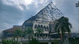 Foto: Gedung DPRD NTB dibakar massa, Sabtu, 30 Agustus 2025.