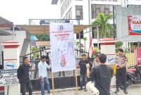 Massa aksi dari Gerposi menggelar aksi di depan Kejati NTB. (Ubba)