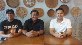 Foto: Kuasa Hukum Muh Adnan, Supardin Siddik, SH, MH (Tengah) Bersama Efan Limantika (Sebelah Kiri) dan Penasihat Hukumnya Rusdiansyah, SH.MH ( Kanan) Saat Menyampaikan Konfrensi Pers Di Kawasan Mall Epicentrum Mataram