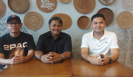 Foto: Kuasa Hukum Muh Adnan, Supardin Siddik, SH, MH (Tengah) Bersama Efan Limantika (Sebelah Kiri) dan Penasihat Hukumnya Rusdiansyah, SH.MH ( Kanan) Saat Menyampaikan Konfrensi Pers Di Kawasan Mall Epicentrum Mataram
