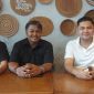 Foto: Kuasa Hukum Muh Adnan, Supardin Siddik, SH, MH (Tengah) Bersama Efan Limantika (Sebelah Kiri) dan Penasihat Hukumnya Rusdiansyah, SH.MH ( Kanan) Saat Menyampaikan Konfrensi Pers Di Kawasan Mall Epicentrum Mataram