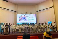 Ketua Umum Himpunan Mahasiswa Islam Cabang Mataram, Ahmad Nasri (kanan), berfoto bersama usai resmi dilantik oleh Pengurus Besar HMI pada pelantikan pengurus dan peringatan Milad ke-79 HMI di Gedung Dome Universitas Mataram, Senin (16/2/2026). Pelantikan tersebut menandai komitmen kepengurusan baru dalam menjaga semangat keislaman dan kebangsaan menuju Indonesia Emas 2045.