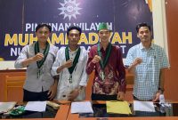 Foto: Hakim Bima Persada (kedua dari kanan) berpose bersama presidium sidang usai ditetapkan sebagai Ketua Umum HMI Cabang Mataram periode 2026–2027 dalam Konfercab XVII yang digelar di Kantor Pimpinan Wilayah Muhammadiyah Nusa Tenggara Barat, Selasa (17/2/2026).