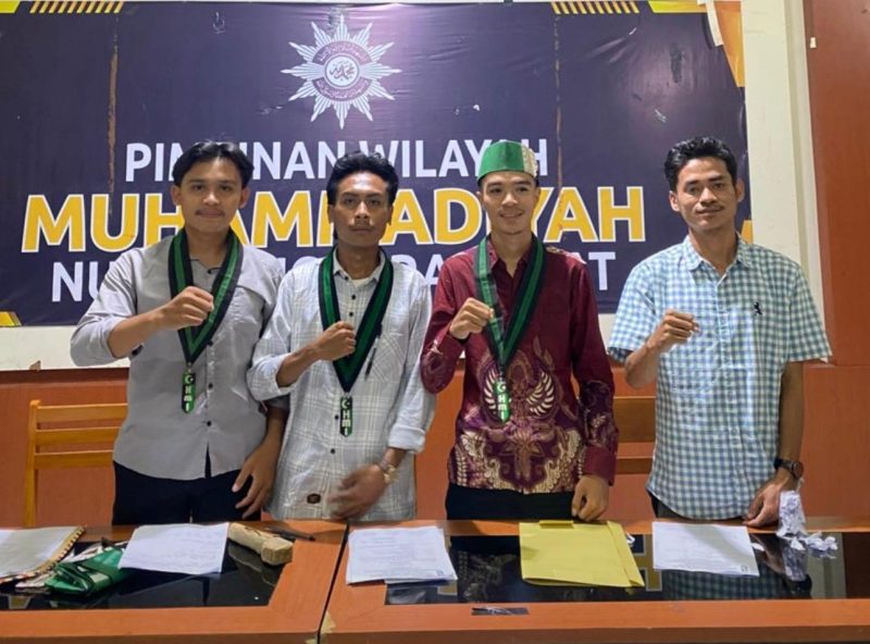 Foto: Hakim Bima Persada (kedua dari kanan) berpose bersama presidium sidang usai ditetapkan sebagai Ketua Umum HMI Cabang Mataram periode 2026–2027 dalam Konfercab XVII yang digelar di Kantor Pimpinan Wilayah Muhammadiyah Nusa Tenggara Barat, Selasa (17/2/2026).