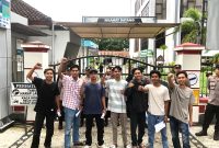Foto: Sejumlah pemuda yang tergabung dalam Front Pemuda Progresif NTB menggelar aksi penyampaian pendapat di depan kantor Kejaksaan Tinggi NTB di Mataram, Rabu (25/2/2026).