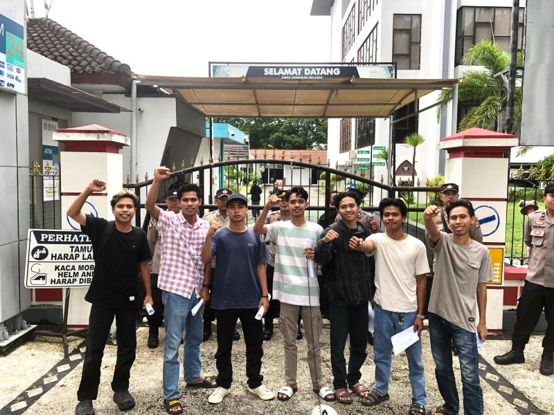 Foto: Sejumlah pemuda yang tergabung dalam Front Pemuda Progresif NTB menggelar aksi penyampaian pendapat di depan kantor Kejaksaan Tinggi NTB di Mataram, Rabu (25/2/2026).
