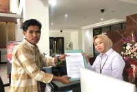 Foto: Ahmad Husni, SH Ketua FPP-NTB, Menyerahkan Secara Resmi Dokumen Laporan Dugaan Korupsi Proyek SWRO Lombok Utara ke Kejati NTB. (JD09)