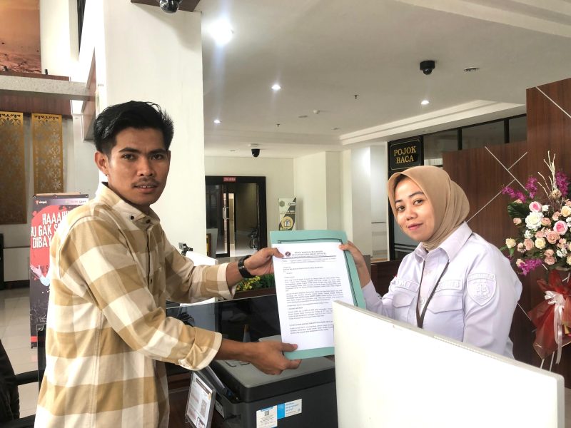 Foto: Ahmad Husni, SH Ketua FPP-NTB, Menyerahkan Secara Resmi Dokumen Laporan Dugaan Korupsi Proyek SWRO Lombok Utara ke Kejati NTB. (JD09)