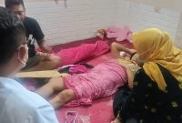 Foto: Bidan Kelurahan Pagutan, Kuratul Aini, A.Md.Keb, sedang berkunjung melihat langsung kondisi Ibu hamil di kediamannya.