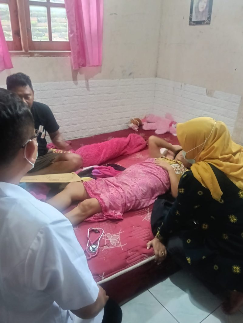Foto: Bidan Kelurahan Pagutan, Kuratul Aini, A.Md.Keb, sedang berkunjung melihat langsung kondisi Ibu hamil di kediamannya.