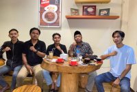 Foto: Anggota Koalisi Pemuda NTB dan Kasta NTB pose bersama usai konferensi pers di Maktal Caffe, Kota Mataram .(JD27)