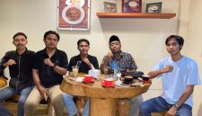 Foto: Anggota Koalisi Pemuda NTB dan Kasta NTB pose bersama usai konferensi pers di Maktal  Caffe, Kota Mataram .(JD27)