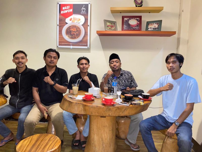 Foto: Anggota Koalisi Pemuda NTB dan Kasta NTB pose bersama usai konferensi pers di Maktal  Caffe, Kota Mataram .(JD27)