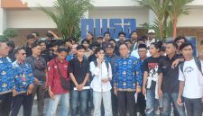 Foto: Sejumlah mahasiswa yang tergabung dalam Ikatan Mahasiswa Bima Mataram (IMBI) bersama perwakilan Pemerintah Provinsi NTB berfoto usai dialog di depan Kantor Gubernur NTB, Mataram, Senin (20/4/2026). Dialog dilakukan setelah aksi demonstrasi yang menuntut pemerataan pembangunan di Pulau Sumbawa.(JD09)