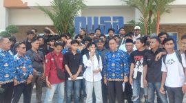 Foto: Sejumlah mahasiswa yang tergabung dalam Ikatan Mahasiswa Bima Mataram (IMBI) bersama perwakilan Pemerintah Provinsi NTB berfoto usai dialog di depan Kantor Gubernur NTB, Mataram, Senin (20/4/2026). Dialog dilakukan setelah aksi demonstrasi yang menuntut pemerataan pembangunan di Pulau Sumbawa.(JD09)