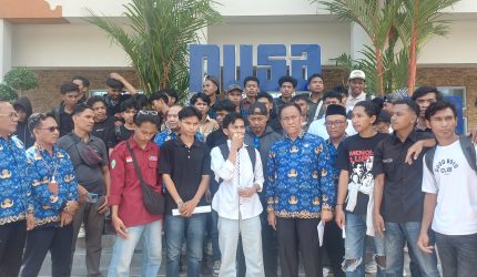 Foto: Sejumlah mahasiswa yang tergabung dalam Ikatan Mahasiswa Bima Mataram (IMBI) bersama perwakilan Pemerintah Provinsi NTB berfoto usai dialog di depan Kantor Gubernur NTB, Mataram, Senin (20/4/2026). Dialog dilakukan setelah aksi demonstrasi yang menuntut pemerataan pembangunan di Pulau Sumbawa.(JD09)