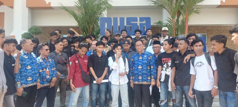 Foto: Sejumlah mahasiswa yang tergabung dalam Ikatan Mahasiswa Bima Mataram (IMBI) bersama perwakilan Pemerintah Provinsi NTB berfoto usai dialog di depan Kantor Gubernur NTB, Mataram, Senin (20/4/2026). Dialog dilakukan setelah aksi demonstrasi yang menuntut pemerataan pembangunan di Pulau Sumbawa.(JD09)