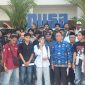 Foto: Sejumlah mahasiswa yang tergabung dalam Ikatan Mahasiswa Bima Mataram (IMBI) bersama perwakilan Pemerintah Provinsi NTB berfoto usai dialog di depan Kantor Gubernur NTB, Mataram, Senin (20/4/2026). Dialog dilakukan setelah aksi demonstrasi yang menuntut pemerataan pembangunan di Pulau Sumbawa.(JD09)