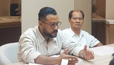 Foto: Fuad, selaku kuasa hukum pihak ketiga, memberikan keterangan pers di Camoris Coffee dan Resto, Kota Mataram, pada Senin, 20 April 2026.(JD09)