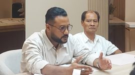 Foto: Fuad, selaku kuasa hukum pihak ketiga, memberikan keterangan pers di Camoris Coffee dan Resto, Kota Mataram, pada Senin, 20 April 2026.(JD09)