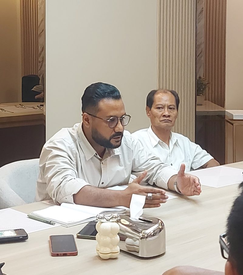 Foto: Fuad, selaku kuasa hukum pihak ketiga, memberikan keterangan pers di Camoris Coffee dan Resto, Kota Mataram, pada Senin, 20 April 2026.(JD09)