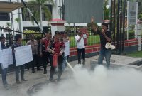 Foto: Sejumlah massa dari KEPAK NTB menggelar aksi unjuk rasa di depan kantor Kejaksaan Tinggi Nusa Tenggara Barat di Mataram, Rabu (22/4/2026), menyuarakan tuntutan pengusutan aktor kunci dalam kasus dugaan gratifikasi DPRD NTB, sementara aparat kepolisian melakukan pengamanan aksi.(JD09)