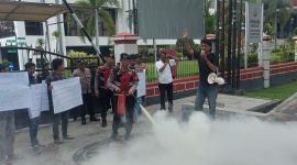 Foto: Sejumlah massa dari KEPAK NTB menggelar aksi unjuk rasa di depan kantor Kejaksaan Tinggi Nusa Tenggara Barat di Mataram, Rabu (22/4/2026), menyuarakan tuntutan pengusutan aktor kunci dalam kasus dugaan gratifikasi DPRD NTB, sementara aparat kepolisian melakukan pengamanan aksi.(JD09)