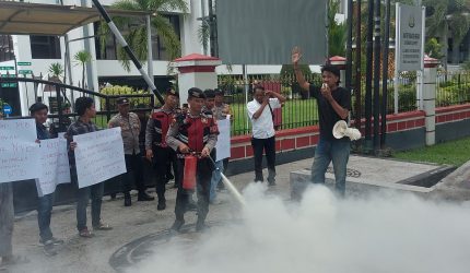 Foto: Sejumlah massa dari KEPAK NTB menggelar aksi unjuk rasa di depan kantor Kejaksaan Tinggi Nusa Tenggara Barat di Mataram, Rabu (22/4/2026), menyuarakan tuntutan pengusutan aktor kunci dalam kasus dugaan gratifikasi DPRD NTB, sementara aparat kepolisian melakukan pengamanan aksi.(JD09)