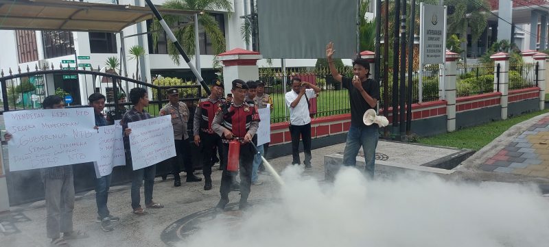 Foto: Sejumlah massa dari KEPAK NTB menggelar aksi unjuk rasa di depan kantor Kejaksaan Tinggi Nusa Tenggara Barat di Mataram, Rabu (22/4/2026), menyuarakan tuntutan pengusutan aktor kunci dalam kasus dugaan gratifikasi DPRD NTB, sementara aparat kepolisian melakukan pengamanan aksi.(JD09)