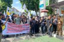 Foto: Sejumlah aktivis dari Kasta NTB dan PASAK Indonesia menggelar aksi unjuk rasa di depan kantor Kejaksaan Tinggi NTB di Mataram, Kamis (2/4/2026). Mereka mendesak Kejati NTB segera mengusut tuntas dugaan korupsi aliran dana siluman yang diduga melibatkan 13 anggota DPRD NTB serta pihak terkait lainnya.(JD27)
