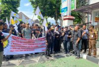 Foto: Sejumlah aktivis dari Kasta NTB dan PASAK Indonesia menggelar aksi unjuk rasa di depan kantor Kejaksaan Tinggi NTB di Mataram, Kamis (2/4/2026). Mereka mendesak Kejati NTB segera mengusut tuntas dugaan korupsi aliran dana siluman yang diduga melibatkan 13 anggota DPRD NTB serta pihak terkait lainnya.(JD27)