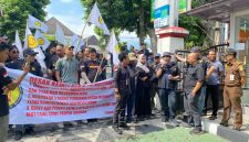 Foto: Sejumlah aktivis dari Kasta NTB dan PASAK Indonesia menggelar aksi unjuk rasa di depan kantor Kejaksaan Tinggi NTB di Mataram, Kamis (2/4/2026). Mereka mendesak Kejati NTB segera mengusut tuntas dugaan korupsi aliran dana siluman yang diduga melibatkan 13 anggota DPRD NTB serta pihak terkait lainnya.(JD27)
