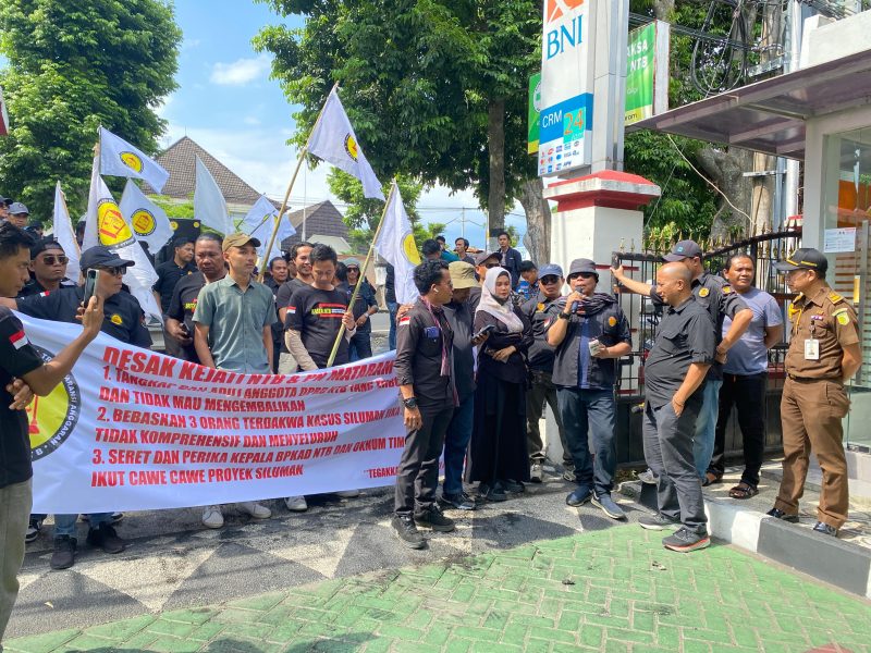 Foto: Sejumlah aktivis dari Kasta NTB dan PASAK Indonesia menggelar aksi unjuk rasa di depan kantor Kejaksaan Tinggi NTB di Mataram, Kamis (2/4/2026). Mereka mendesak Kejati NTB segera mengusut tuntas dugaan korupsi aliran dana siluman yang diduga melibatkan 13 anggota DPRD NTB serta pihak terkait lainnya.(JD27)