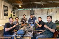 Foto: Sejumlah pemuda dan pegiat olahraga Kabupaten Bima berpose kompak sambil mengangkat tangan sebagai simbol dukungan terhadap Sudirman “Api NTB” dalam suasana santai di sebuah kafe. (JD09)