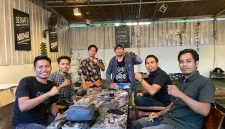 Foto: Sejumlah pemuda dan pegiat olahraga Kabupaten Bima berpose kompak sambil mengangkat tangan sebagai simbol dukungan terhadap Sudirman “Api NTB” dalam suasana santai di sebuah kafe. (JD09)