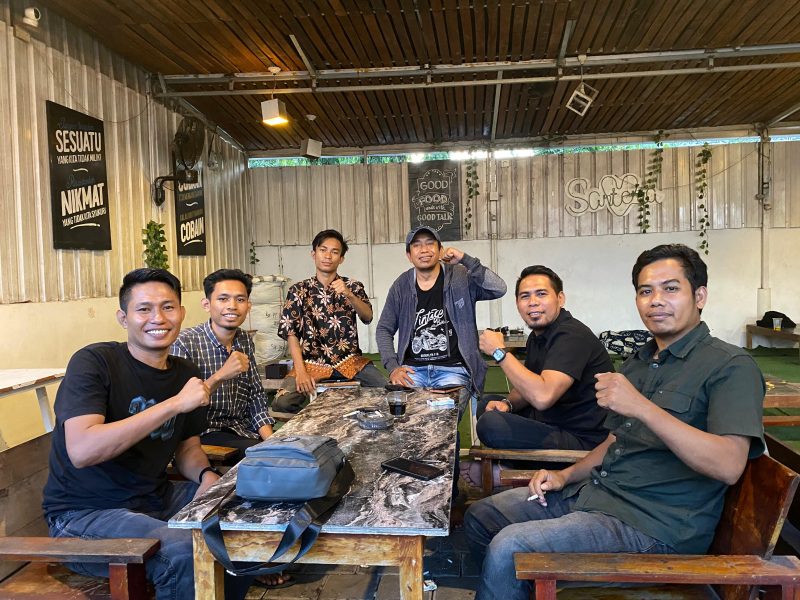 Foto: Sejumlah pemuda dan pegiat olahraga Kabupaten Bima berpose kompak sambil mengangkat tangan sebagai simbol dukungan terhadap Sudirman “Api NTB” dalam suasana santai di sebuah kafe. (JD09)