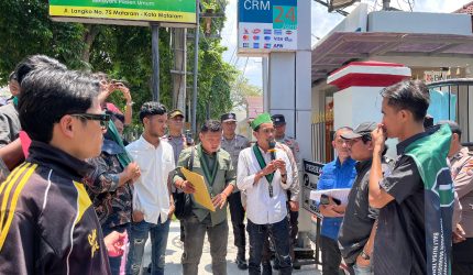 Foto: Caca Handika, Ketua Umum Himpunan Mahasiswa Islam, bersama sejumlah kader yang tergabung dalam Badko HMI Bali-Nusra.