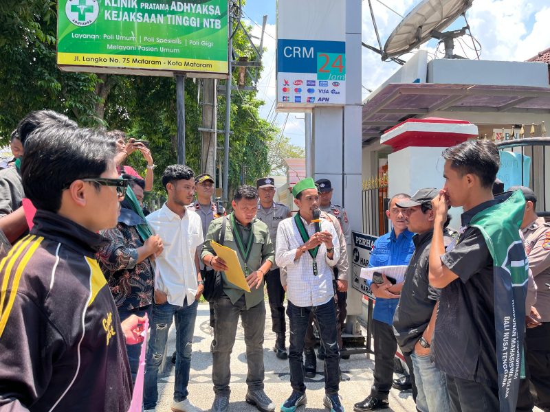 Foto: Caca Handika, Ketua Umum Himpunan Mahasiswa Islam, bersama sejumlah kader yang tergabung dalam Badko HMI Bali-Nusra.