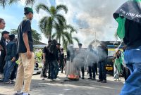 Foto: Massa pengurus HMI-MPO Cabang Mataram menggelar aksi demonstrasi di depan Kantor Gubernur NTB, Jumat (17/4/2026). Dan membakar ban didalam halaman kantor Gubernur NTB sebagai bentuk protes terhadap kebijakan pemerintah provinsi yang dinilai tidak berpihak pada rakyat. (Iba)