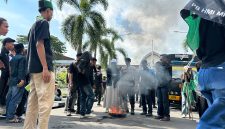 Foto: Massa pengurus HMI-MPO Cabang Mataram menggelar aksi demonstrasi di depan Kantor Gubernur NTB, Jumat (17/4/2026). Dan membakar ban didalam halaman kantor Gubernur NTB sebagai bentuk protes terhadap kebijakan pemerintah provinsi yang dinilai tidak berpihak pada rakyat. (Iba)