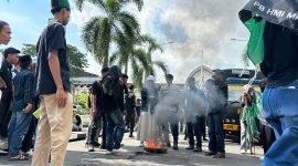 Foto: Massa pengurus HMI-MPO Cabang Mataram menggelar aksi demonstrasi di depan Kantor Gubernur NTB, Jumat (17/4/2026). Dan membakar ban didalam halaman kantor Gubernur NTB sebagai bentuk protes terhadap kebijakan pemerintah provinsi yang dinilai tidak berpihak pada rakyat. (Iba)