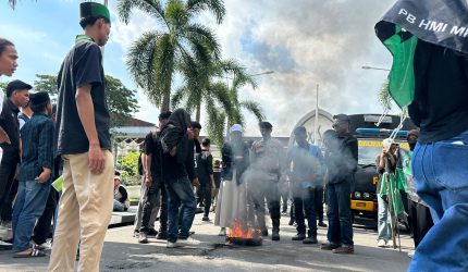 Foto: Massa pengurus HMI-MPO Cabang Mataram menggelar aksi demonstrasi di depan Kantor Gubernur NTB, Jumat (17/4/2026). Dan membakar ban didalam halaman kantor Gubernur NTB sebagai bentuk protes terhadap kebijakan pemerintah provinsi yang dinilai tidak berpihak pada rakyat. (Iba)