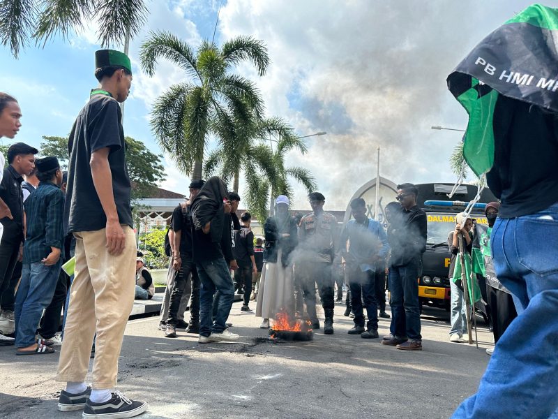 Foto: Massa pengurus HMI-MPO Cabang Mataram menggelar aksi demonstrasi di depan Kantor Gubernur NTB, Jumat (17/4/2026). Dan membakar ban didalam halaman kantor Gubernur NTB sebagai bentuk protes terhadap kebijakan pemerintah provinsi yang dinilai tidak berpihak pada rakyat. (Iba)
