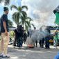 Foto: Massa pengurus HMI-MPO Cabang Mataram menggelar aksi demonstrasi di depan Kantor Gubernur NTB, Jumat (17/4/2026). Dan membakar ban didalam halaman kantor Gubernur NTB sebagai bentuk protes terhadap kebijakan pemerintah provinsi yang dinilai tidak berpihak pada rakyat. (Iba)