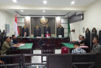 Foto: Suasana persidangan di Pengadilan Negeri Mataram saat pemeriksaan perkara sengketa tanah terkait dugaan sertifikat palsu, Jumat (17/4/2026). Majelis hakim memimpin sidang dengan menghadirkan para pihak dan kuasa hukum dalam agenda pembuktian dan keterangan ahli.(JD27)