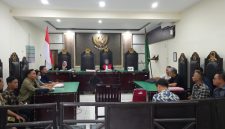 Foto: Suasana persidangan di Pengadilan Negeri Mataram saat pemeriksaan perkara sengketa tanah terkait dugaan sertifikat palsu, Jumat (17/4/2026). Majelis hakim memimpin sidang dengan menghadirkan para pihak dan kuasa hukum dalam agenda pembuktian dan keterangan ahli.(JD27)